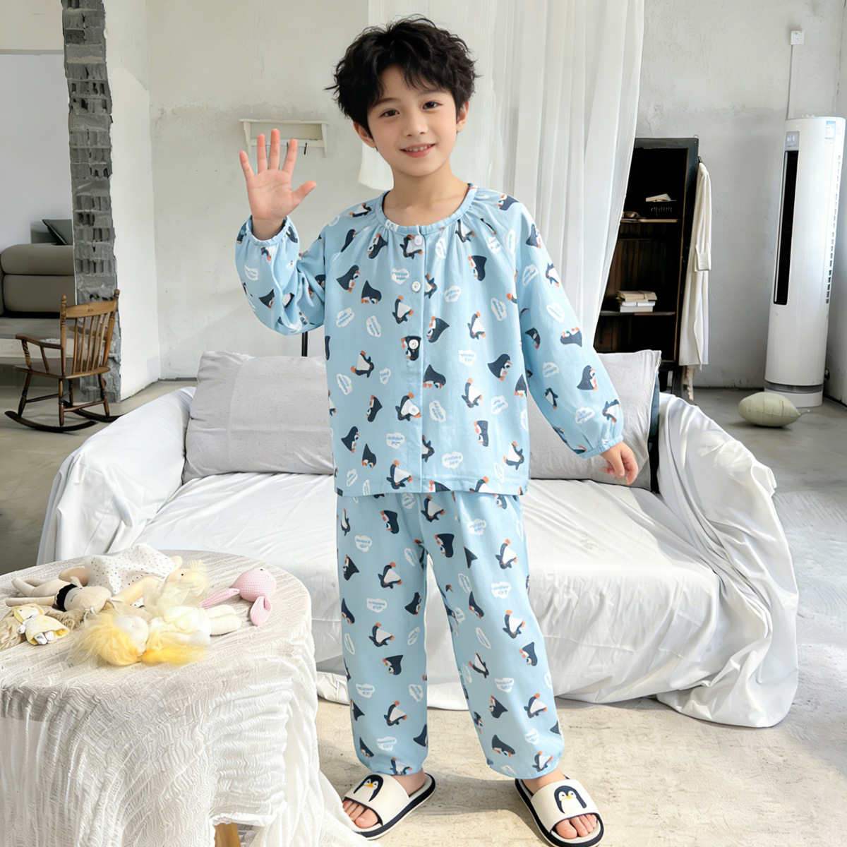 Pure cotton cloud yarn suit blue background penguin