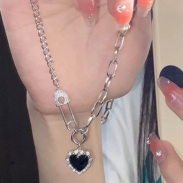 ins Black Heart Splicing Necklace Women's Pin Stylish Fashion Retro Versatile Sweater Chain Clavicle Chain Accessories
