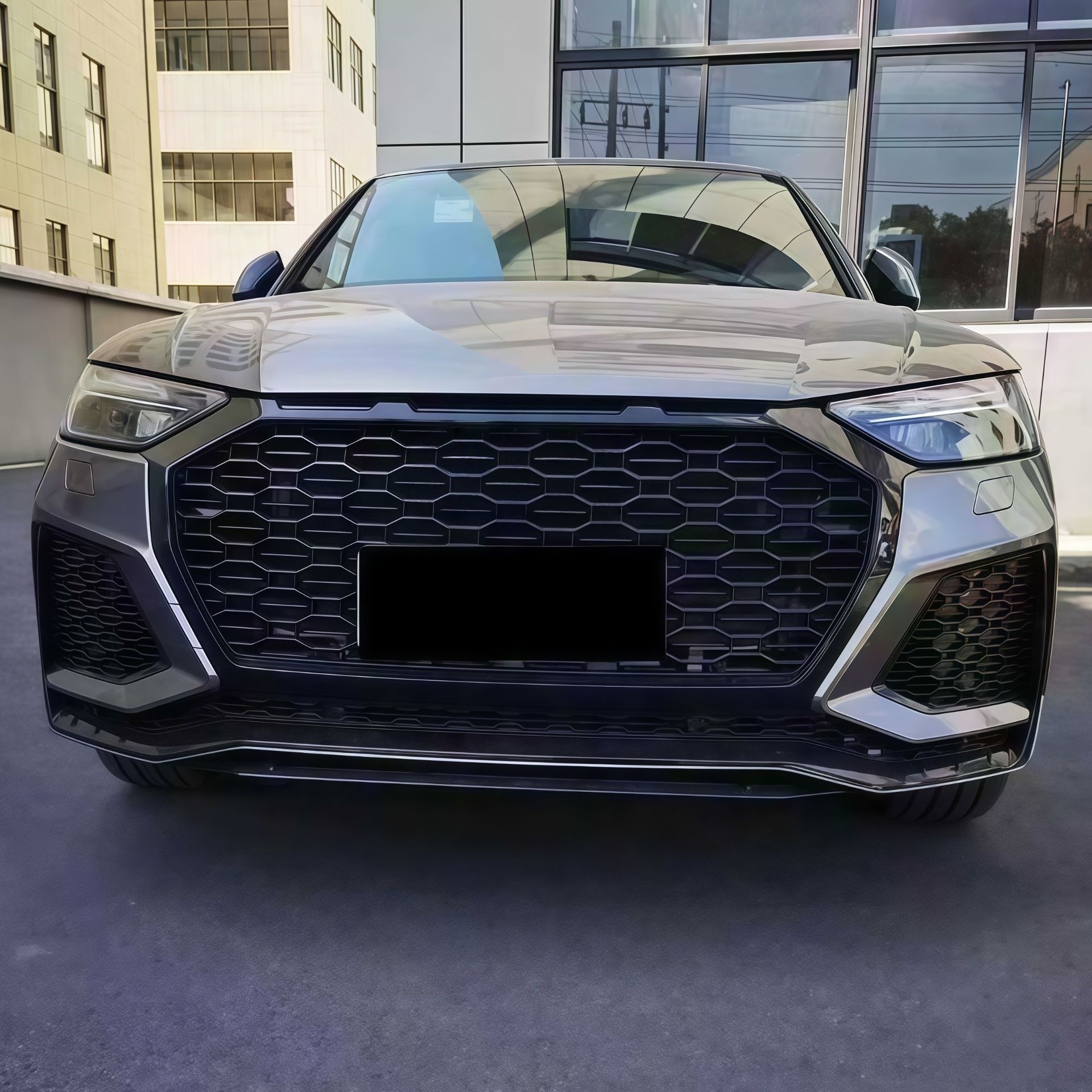 Suitable for Audi Q5L models from 2021 to 2026, this is a complete front bumper assembly for the RSQ5 modification, including the front bumper, front grille, and front fascia