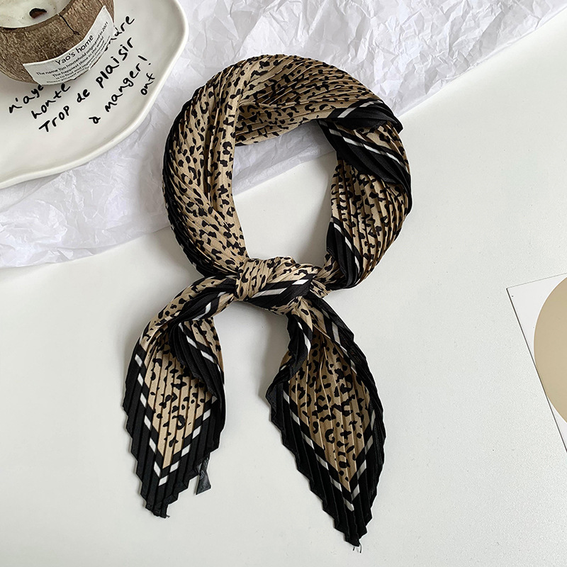 Bufanda de seda, bufanda cuadrada, sentido avanzado, camisa decorativa arrugada de moda coreana de primavera y verano, bufanda pequeña, bufanda en forma de diamante, diadema