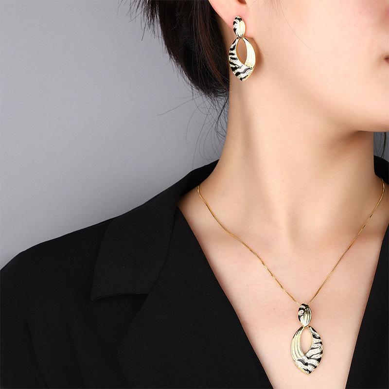 2024 nueva joyería Shengsheng venta caliente micro-incrustaciones europeas y americanas temperamento personalidad traje de oro cabello al por mayor