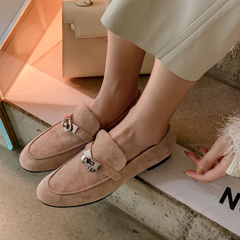 Retro comfortable loafers with a metal lock clasp flat
