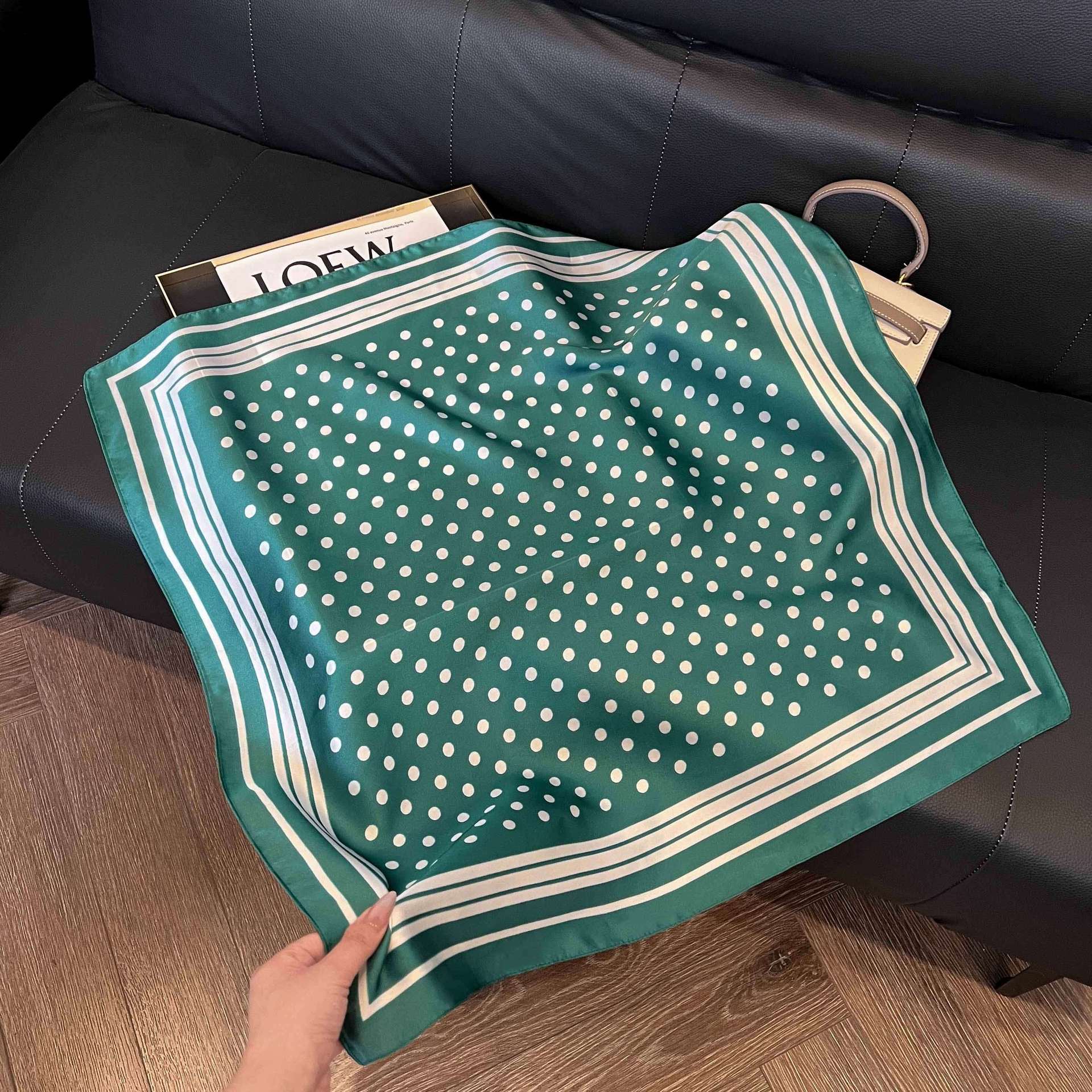 Transfronterizos nuevos bufandas de seda azul de alto nivel de seda cuadrada de simulación bufandas de moda de decoración de moda de combinación bolsa correa de pelo bufandas profesionales