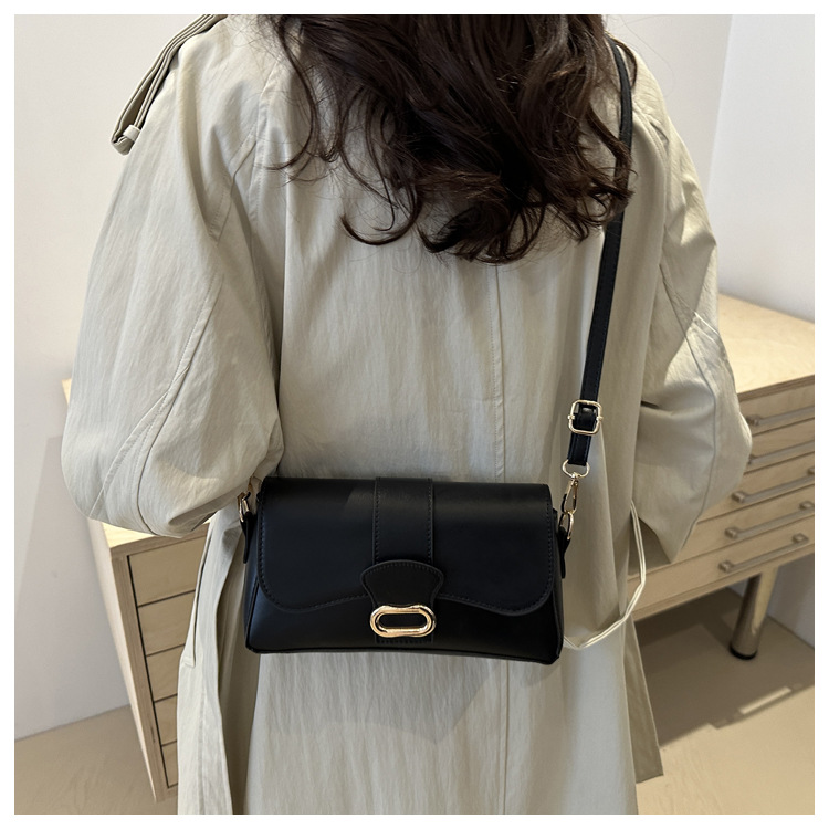 A casual and stylish small bag for women, a new 2024 fashion single-shoulder underarm bag, a retro and fashionable commuting crossbody small square bag undefined