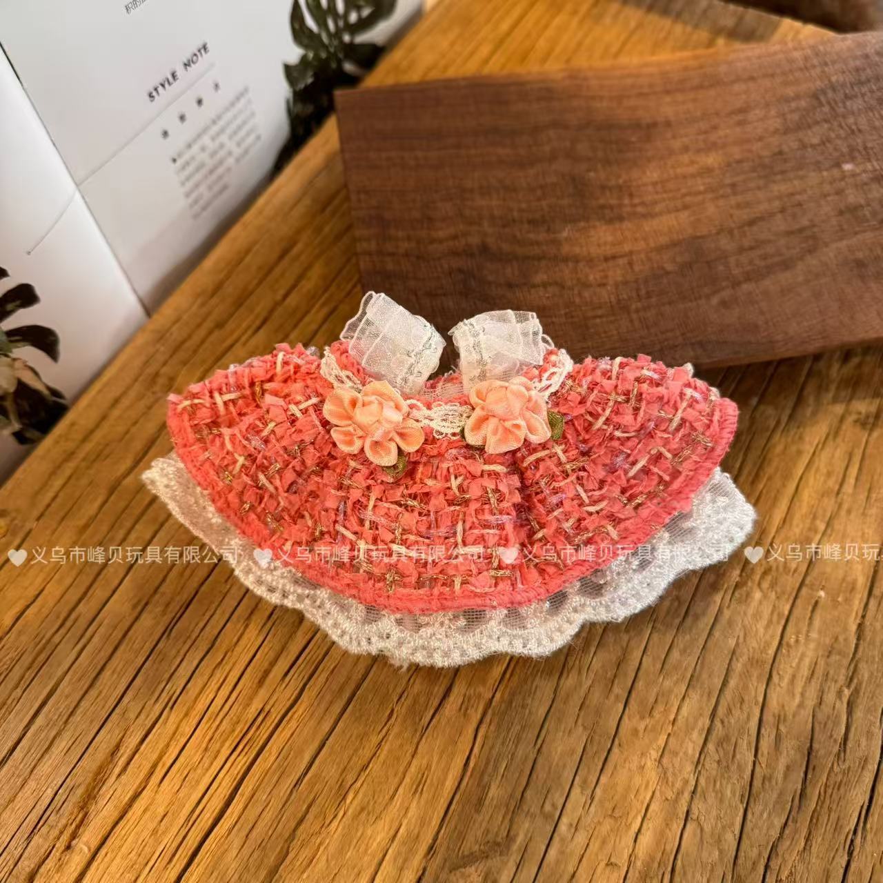 Gaun gantung bunga gaya harum merah / Baju boneka kain 17cm