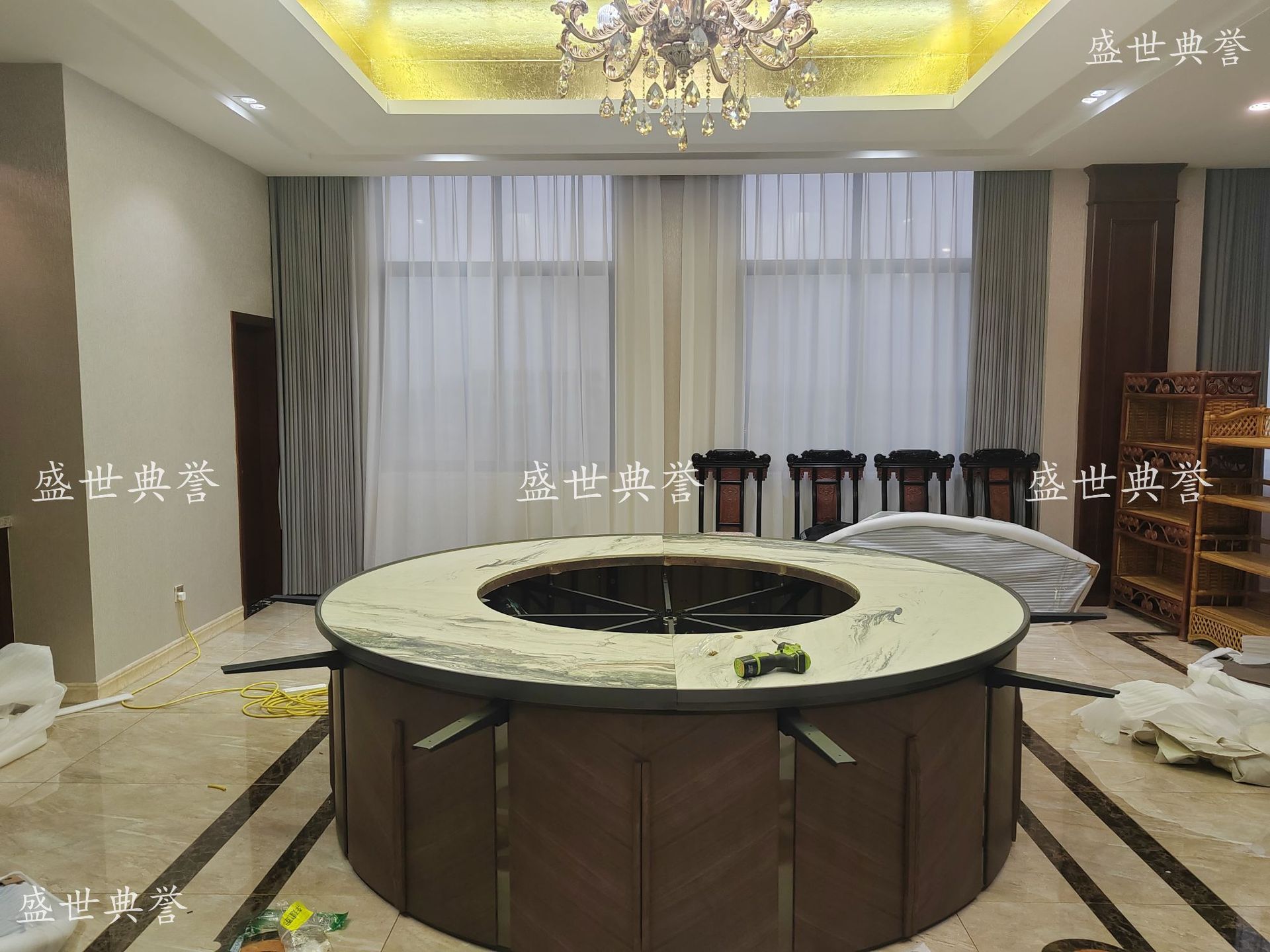 Taizhou hotel and catering furniture manufacturer direct sales: New electric dining tables for seafood restaurants, high-end solid wood round tables for clubs pic 3