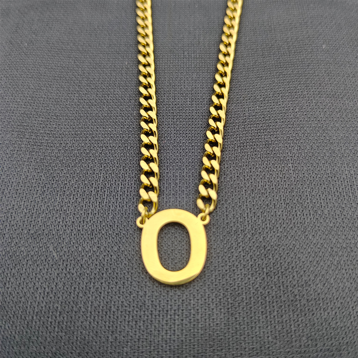 Collar de cadena cubana de acero inoxidable estilo hip-hop con apellidos europeos y americanos, colgante de letra mayúscula de oro de 18K con 26 letras.