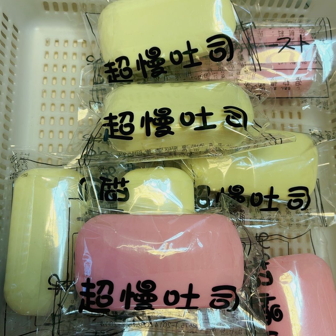 느린 리바운드를 지닌 촉촉하고 부드러운 느낌의 긴 끈끈한 점토 1개