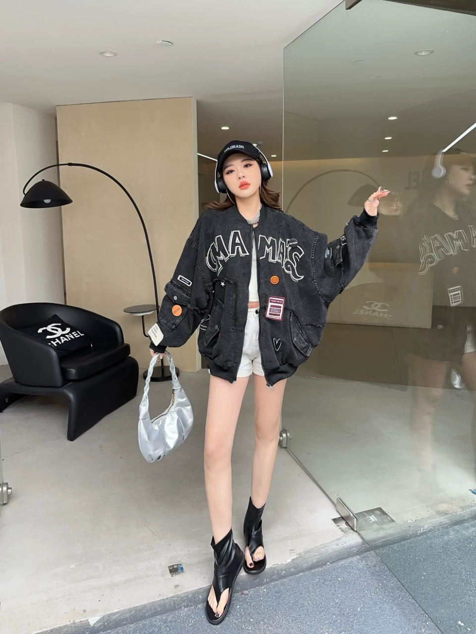 Европейское джинсовое пальто женское 2025 весна и осень новая вышивка буквенно-печатный карман дизайн бейсбольного костюма прилив