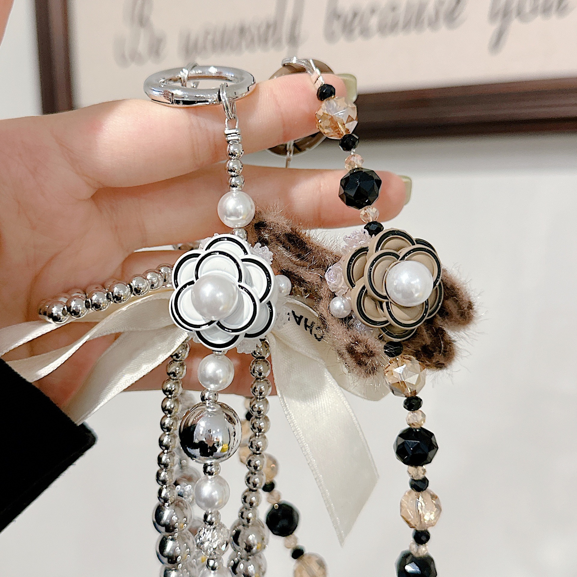 Cadena para colgar para teléfono móvil de alta gama hecha a mano de boutique, cadena para colgar para camelia de lujo ligero, cordón para teléfono móvil de moda, cadena corta/colgante