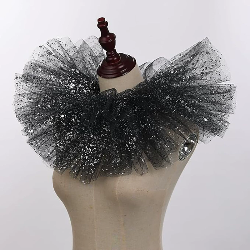 Трансграничный амазонский клоун играет воротник