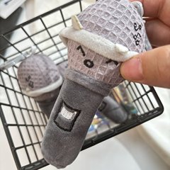 かわいいアニメのおもちゃのペンダントのぬいぐるみの笑顔の表情のマイクのぬいぐるみのペンダントは子供のプレゼントをつかみます。