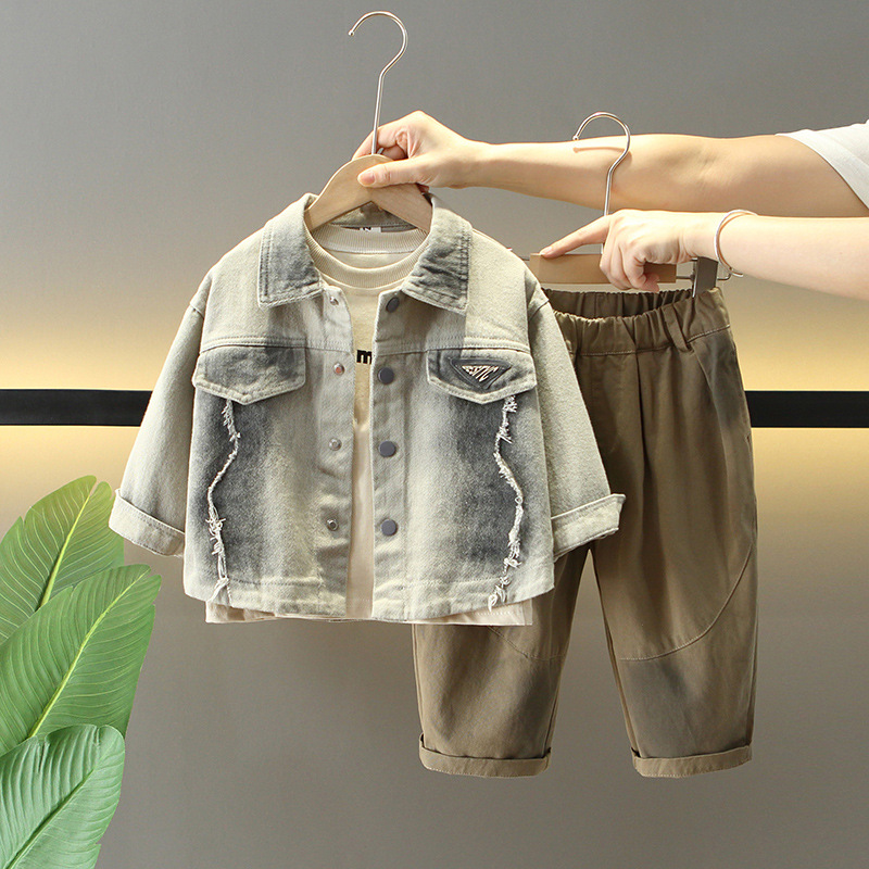 7058 Traje de primavera y otoño para niños 2025 nueva chaqueta teñida en aerosol para niños coreanos de tres piezas Baby Boy