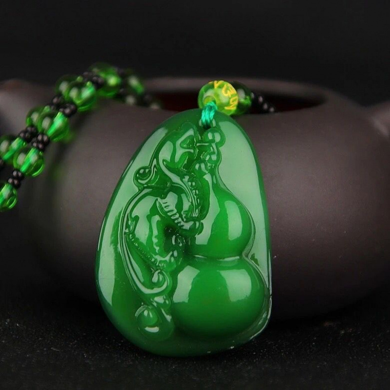 짙은 녹색 볼 목걸이 + 조롱박