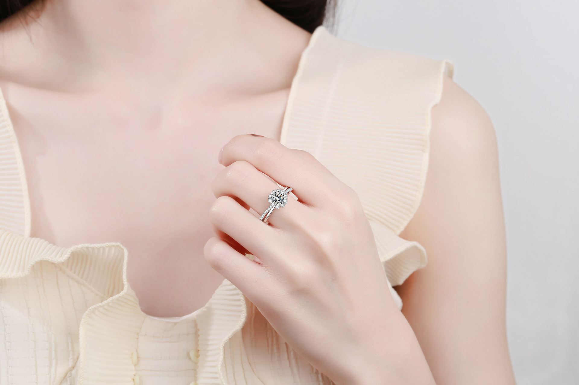Elegant 925 sterling silver female ring with 1 karat moissanite, plated with PT950 gold, available for wholesale1