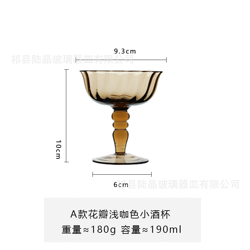 Un pequeño pétalo marrón claro copa de vino