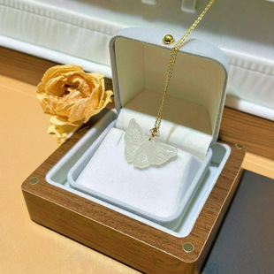 2025 Hotan Jade Butterfly Pendant It is a small butterfly flying into the heart 18K gold buckle head