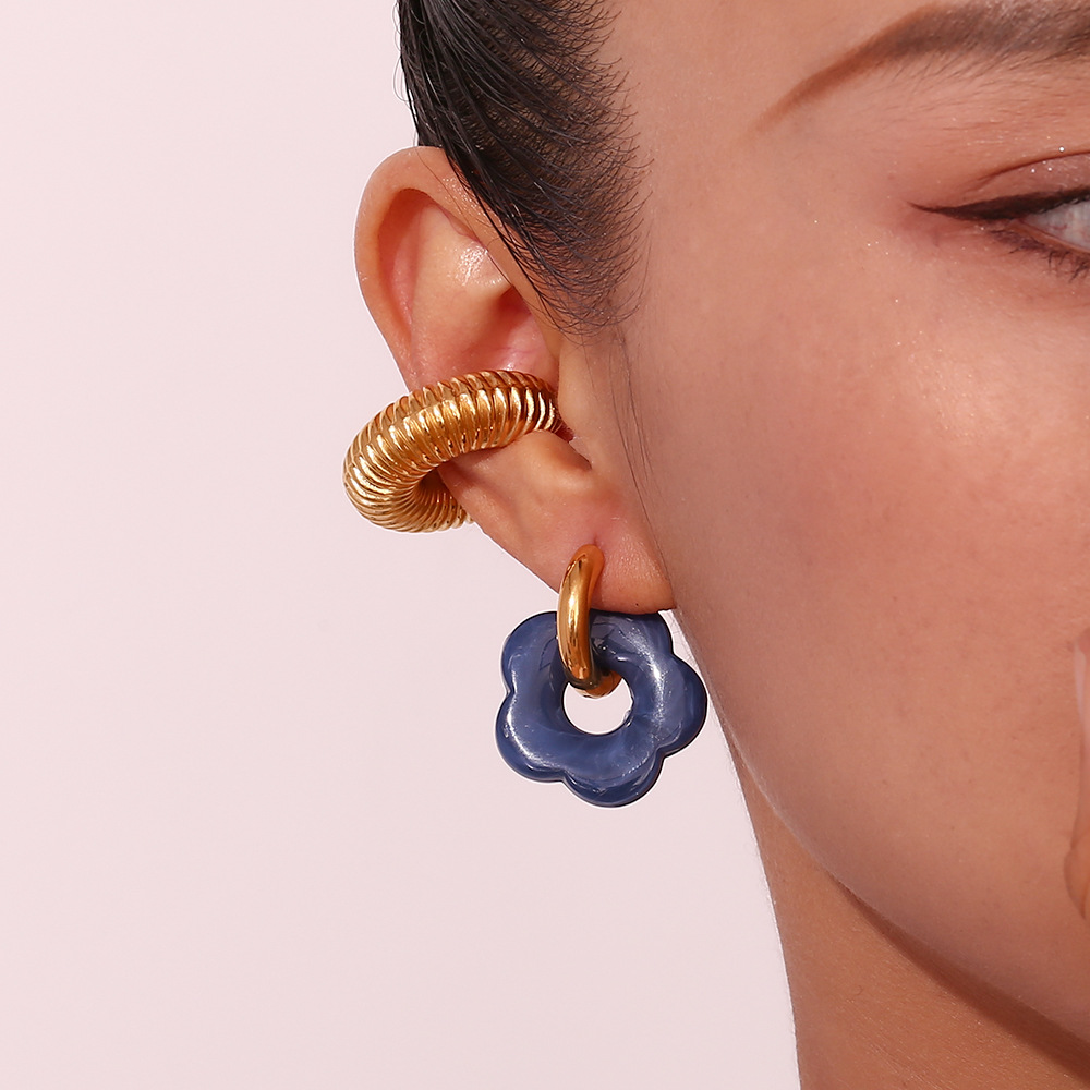 16g Weight 0.03µm-0.05µm Gold Plating Thickness PVD Coated Gold Plating Process 304 Stainless Steel Ear Needle Material 18K Real Gold Plated Plating Material Stone-Free Inlay Material Drop Earrings Classification 18K Gold Plating Color 1 Pair Quantity Holiday, Daily Occasion 304 Stainless Steel Material Flower Pattern Women's Gender Vacation Style Waterproof Non Tarnish, Plating Craft PVD Coated Real Gold Plated 18K Gold Flower Stainless Steel Vacation Waterproof Non Tarnish Drop Earrings 18