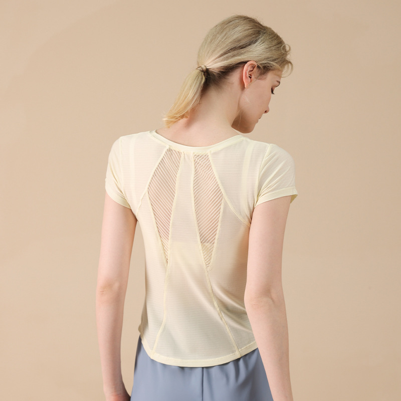 ヨガ服の女性のランニングの上着はゆったりしていて、視覚はやせています。|undefined