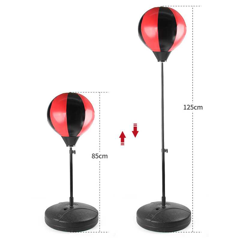 子供の家庭用訓練器材の男の子はスポーツのおもちゃをします。