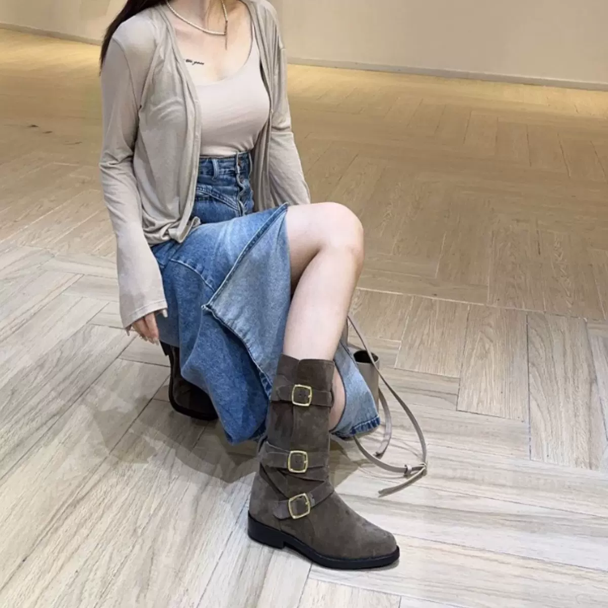短靴女夏季2025新款搭扣西部靴中筒马丁靴女英伦风尖头粗跟骑士靴