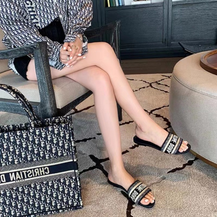 Zapatillas bordadas de marca D para mujer, ropa de verano al aire libre, sandalias deslizantes con correa de playa de cuero genuino informales de tacón grueso plano de moda para mujer.