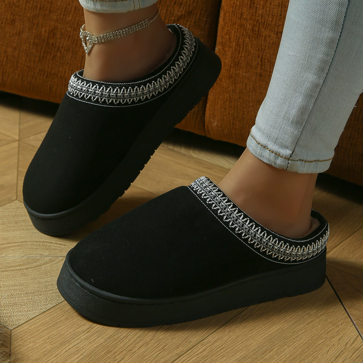 2025 трансграничный новый имитация оленьей кожи бархат сшивание повседневные тапочки сплошной цвет толстого дна противоскользящие теплые хлопчатобумажные тапочки для женщин