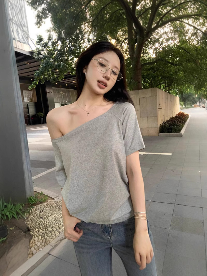 2025 新しい夏のホットガール斜め肩半袖ルーズ Tシャツ女性のカジュアル不規則な無地多用途学生トップ