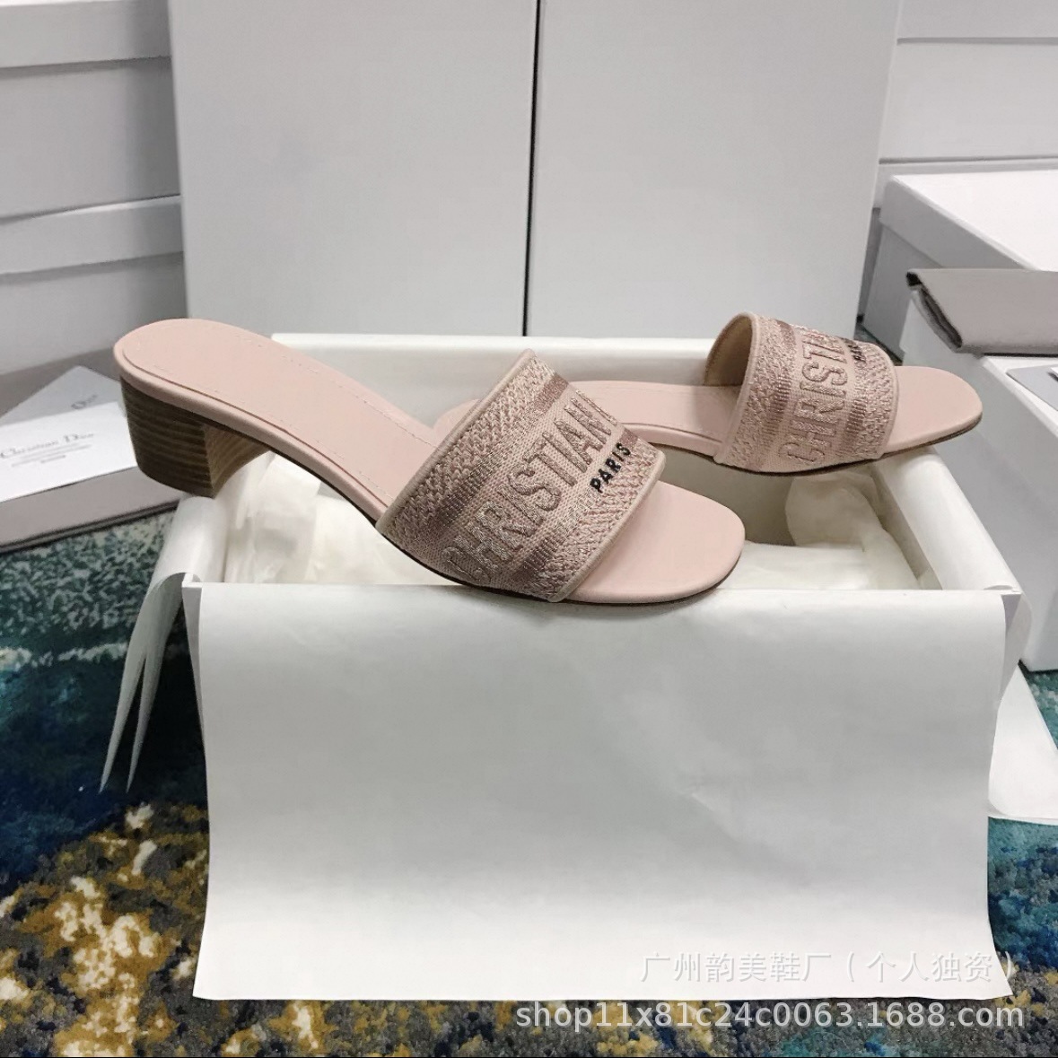 2025 verano D casa pantuflas bordadas mujeres que usan ropa exterior celebridad de Internet playa piel de oveja con zapatillas de diamantes de imitación de tacón medio mujeres