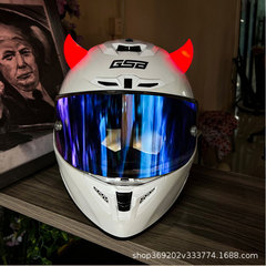 光る悪魔の角のヘルメットはクリスマスにヘルメットの耳を改造します。