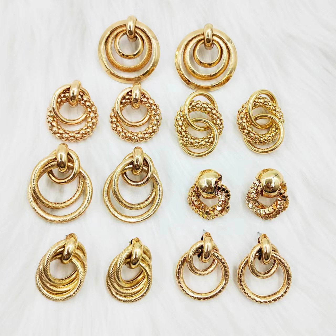 Pendientes retro de metal europeo y americano estilo frío diseño hueco redondo de lujo ligero creativo Pendientes de temperamento coreano