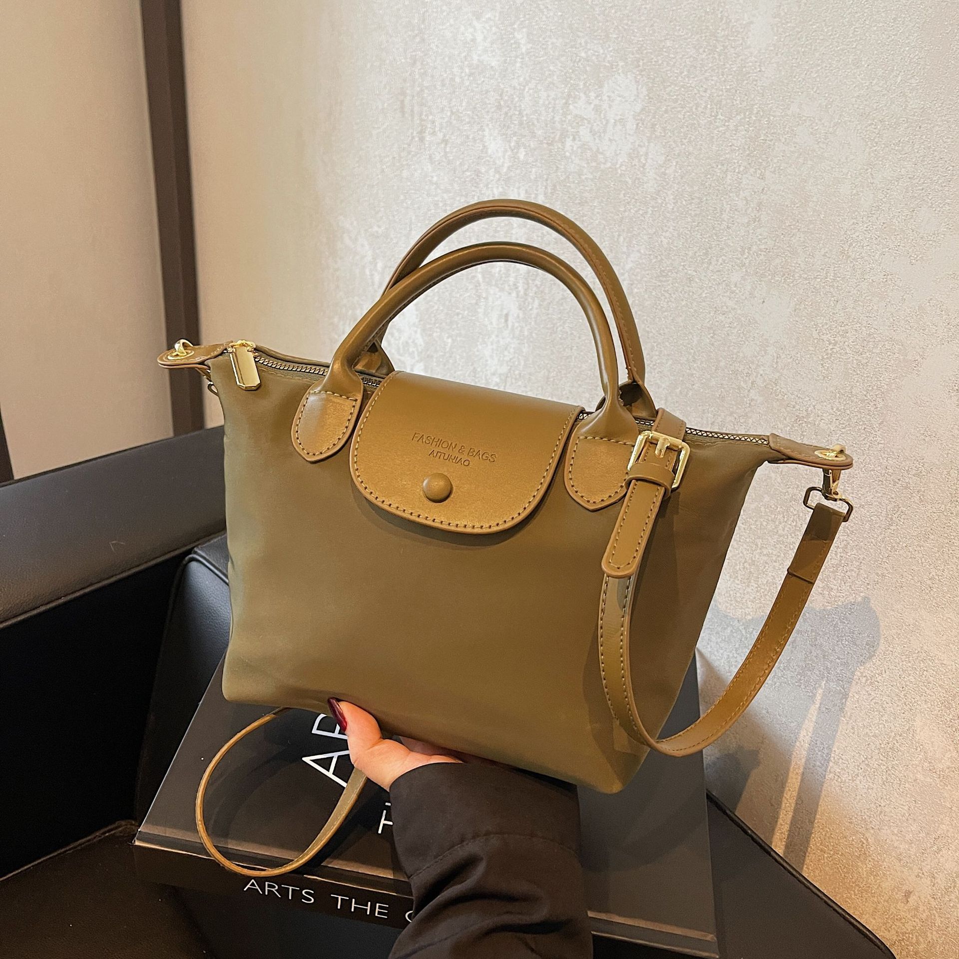 跨境轻奢休闲高级感包包女式2025新款尼龙布饺子包上班通勤斜挎包