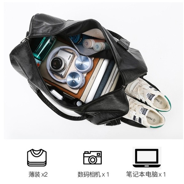 Capacious sports bag wet and dry separation