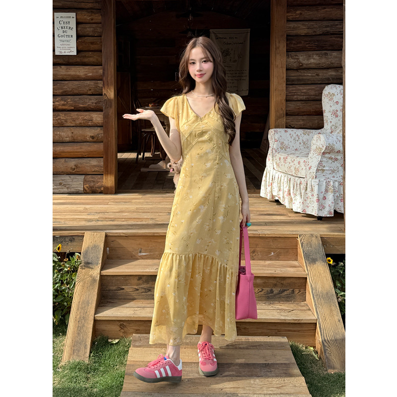 Gentle Style Yellow Floral Dress for Women 2026 Summer New Elegant V-Neck Stunning Holiday Style Slim-Fit Dress