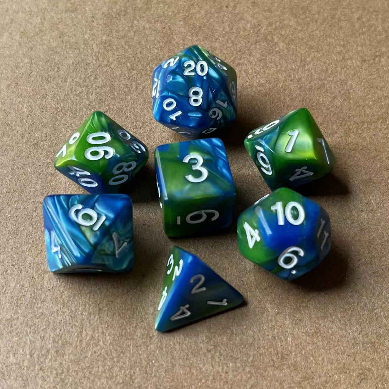 Juego de dados multicolores de dos colores, suministro transfronterizo, juego de 7 piezas, juego de tamiz digital, los dados de juego se pueden combinar