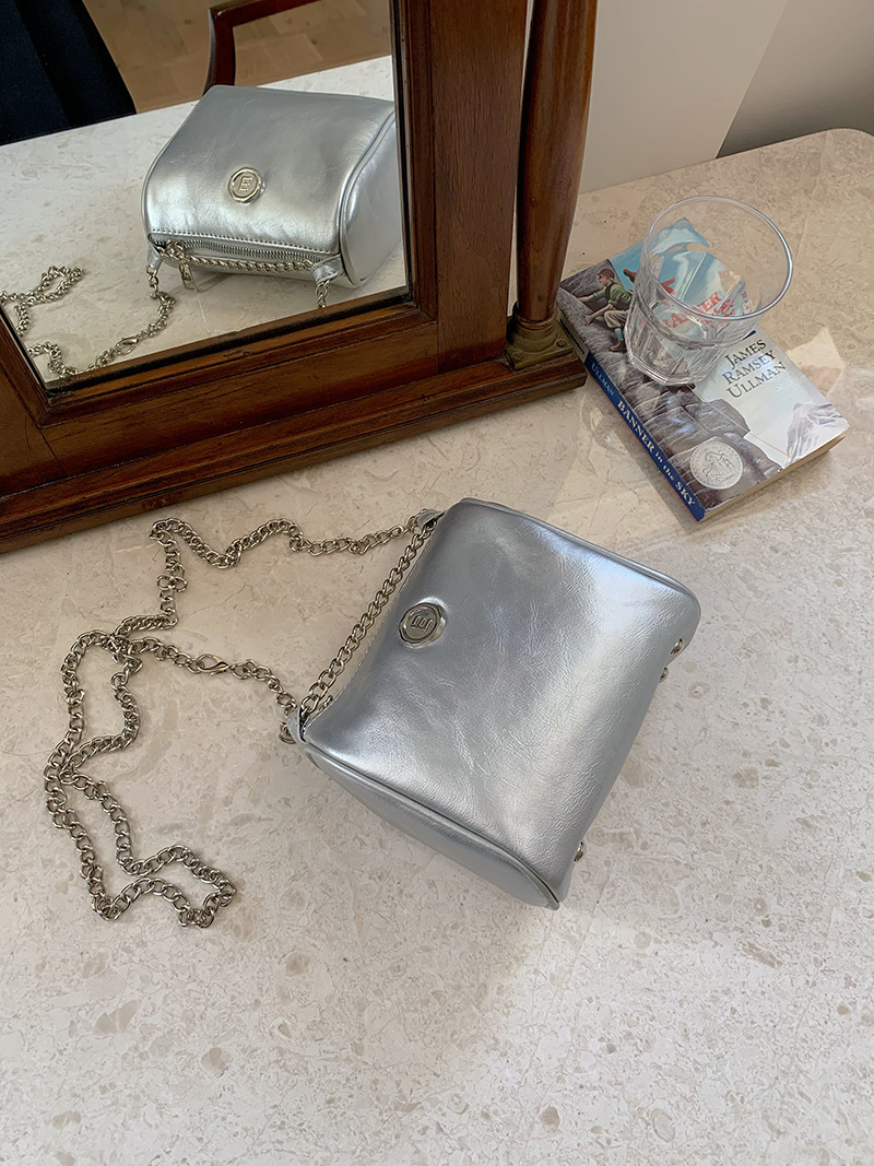 Mini bolso de cadena plateado pequeño bolso cuadrado femenino 2025 nueva textura diseño de nicho mini bolso de mensajero de un solo hombro marea