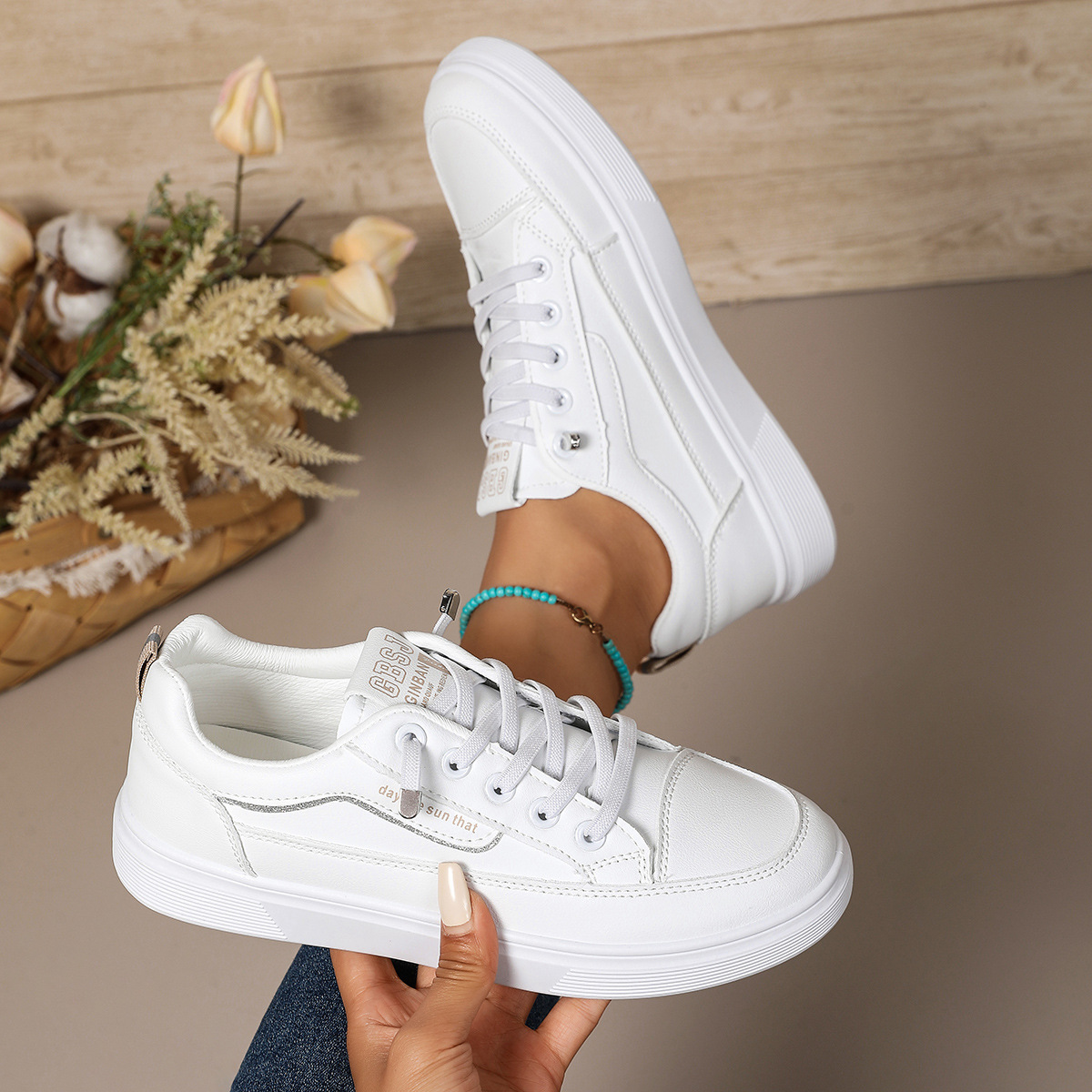 Pequeños zapatos blancos para mujeres 2025 cuatro temporadas nuevos zapatos de mujer estudiantes de verano versátiles cuatro temporadas zapatos deportivos de skate coreanos