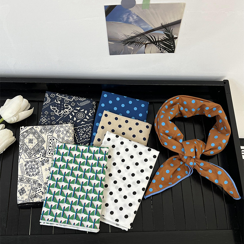 60 bufanda cuadrada pequeña versión coreana de la bufanda de seda pequeña de lunares blancos y negros decorativos de todo fósforo