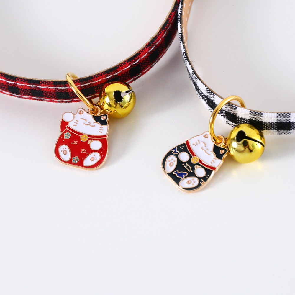 Pet PU cuadrícula ajustable anti-asfixia collar campana gatos perros conejos para atraer la fortuna gatos colgante de dibujos animados collar