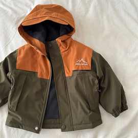 儿童加绒外套2025新款小男童连帽工装冲锋衣宝宝派克服加厚风衣潮