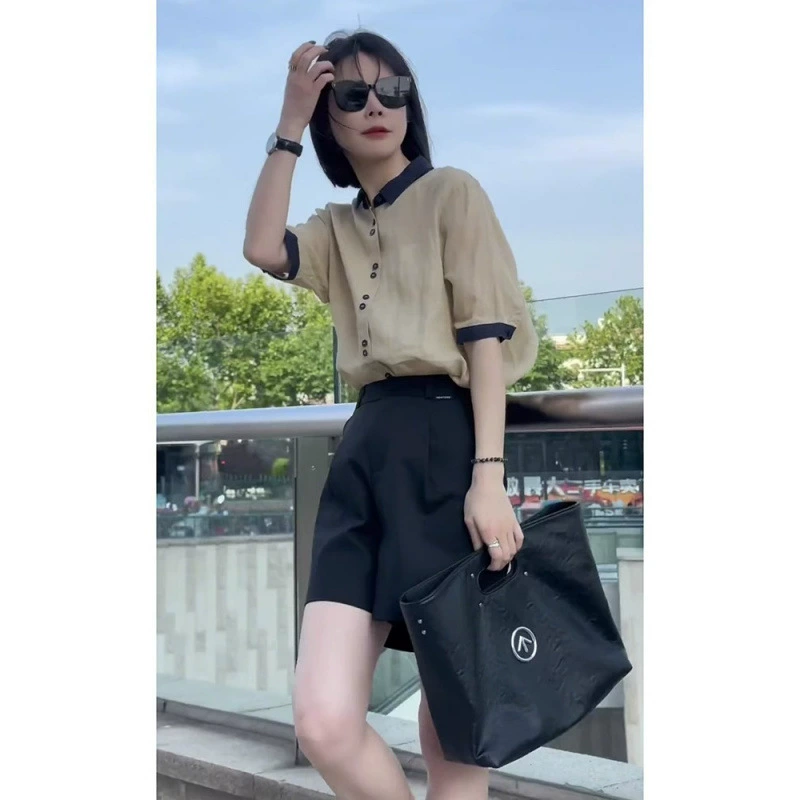 Летняя одежда 2025 года сочетается с полным комплектом элегантной женской одежды для похудения, легкими и зрелыми элитными шортами в гонконгском стиле, состоящими из двух частей.