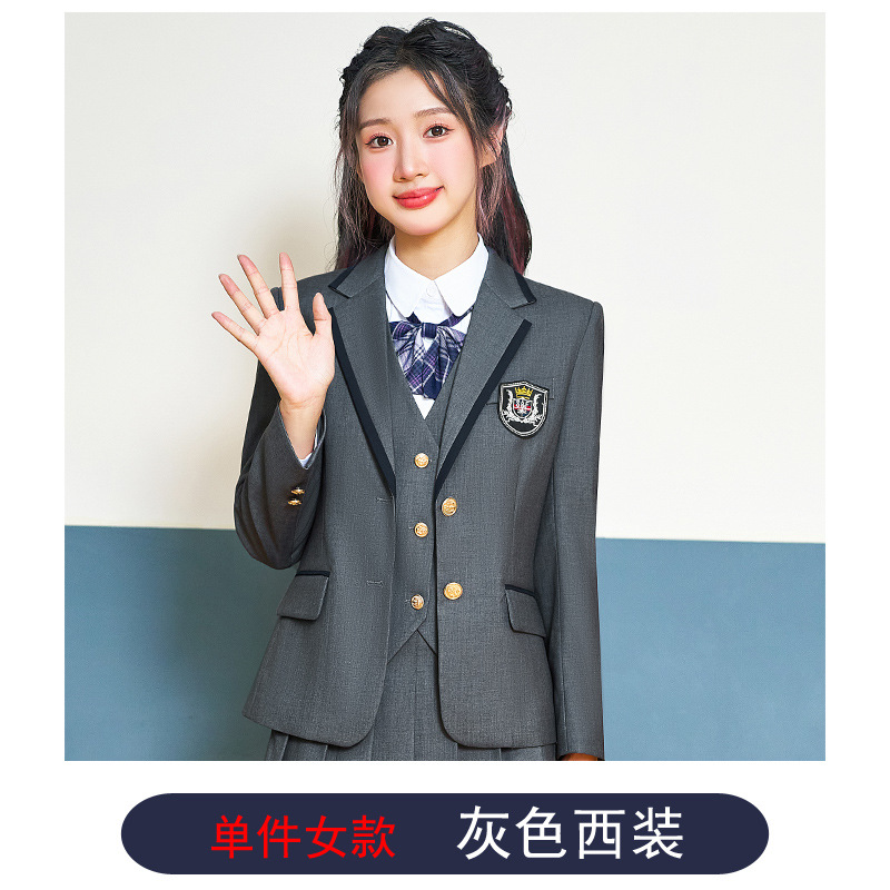 серый костюм