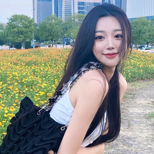Xiaohongshu's same European and American wig for women with long hair, middle-parted bangs, simulated silk black long straight headband, large quantity