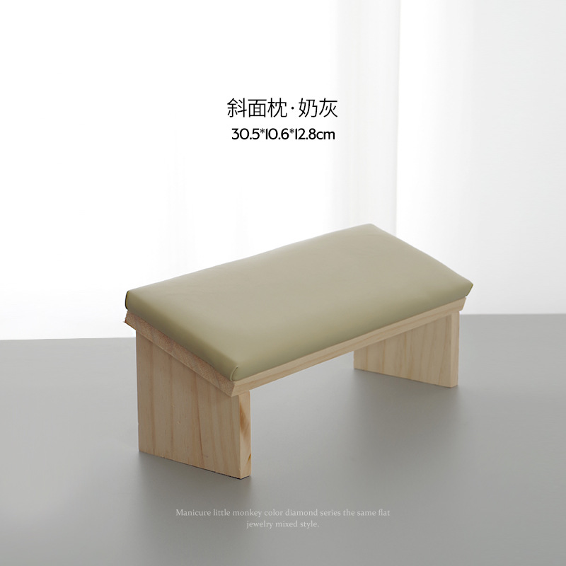 Almohada de mano para manicura de estilo japonés cuidadosamente seleccionada, superficie de cuero suave, madera biselada, almohada de mano especial estilo normcore de café con leche para salones de uñas
