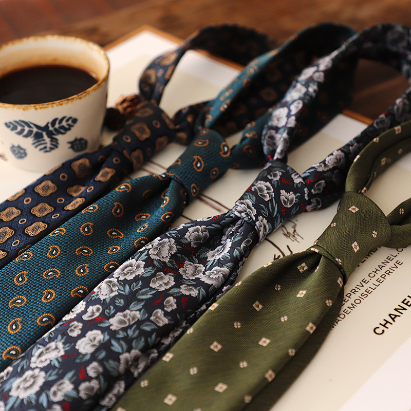 Fábrica al por mayor estilo coreano retro 8cm lujo ligero casual formal desgaste azul marino verde marrón patrón de los hombres traje empate