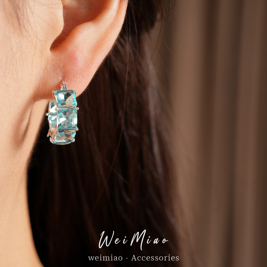 Elegante simple zircon cuadrado redondo perfiles de orejas estilo frío personalidad pendientes de nicho ligero de lujo alta sensación de auriculares al por mayor