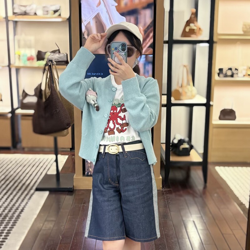 2026 Autumn New Gentle Style Knitted Cardigan for Women, Cartoon Crocodile Round Neck, Soft and Slimming Long Sleeve Top for Outerwear 2026 Autumn New Gentle Style Knitted Cardigan for Women, Cartoon Crocodile Round Neck, Soft and Slimming Long Sleeve Top for Outerwear