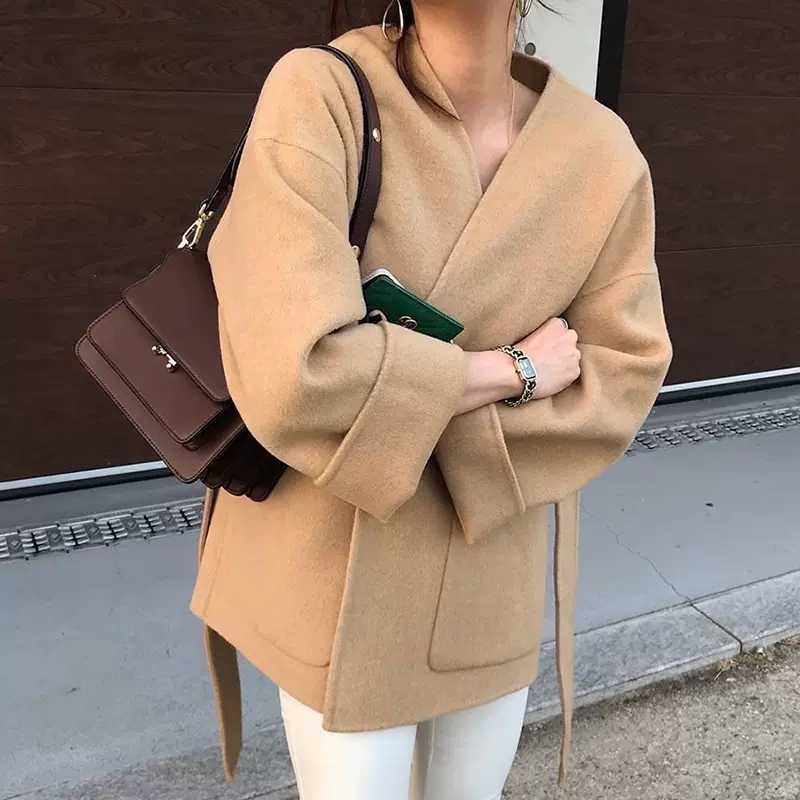 Qadın yun palto, kəmərli və yorğanlı model