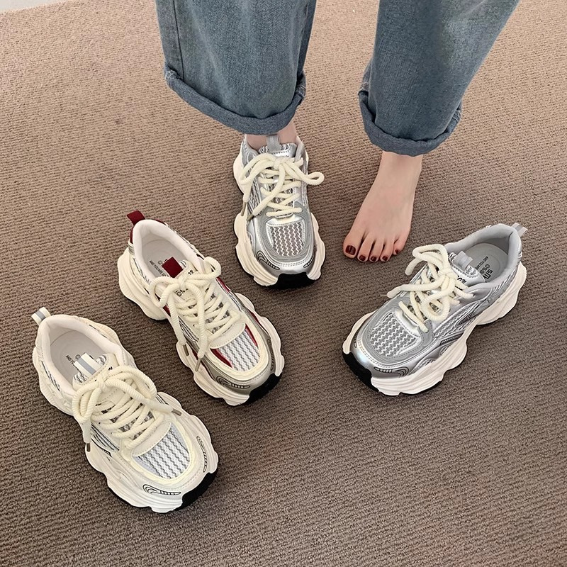 Zapatos de base gruesa para mujeres 2025 nueva primavera y verano transpirable red de estudiantes callejera frita red única zapatos deportivos rojos casuales