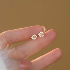 シンプルな小さいデイジーのピアスの女性のネジは耳の穴のイヤリングの森系の花の気質の秋冬の小さい清新な耳飾りを掛けます。